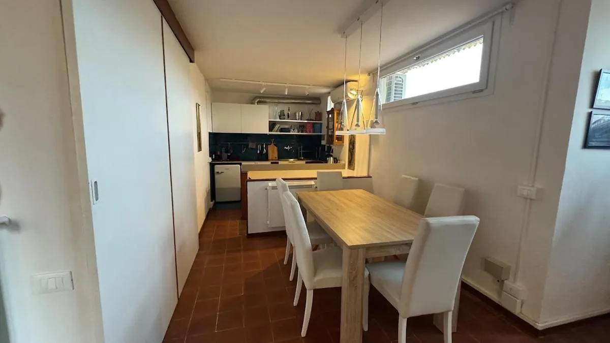 Small Penthouse With A Terrace 佛罗伦萨